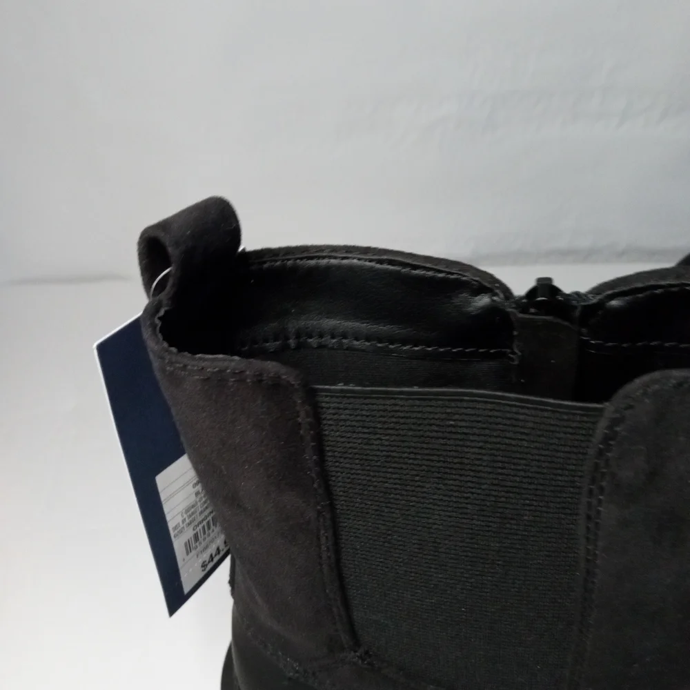 Women's Universal Thread, water repellent boot size 10 Black memory foam, .NWT